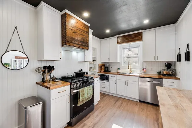 $2,095 | 2216 West Lotus Avenue, Fort Worth, TX 76111