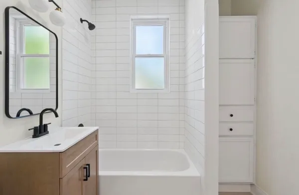 $3,200 | 1340 West Hollywood Avenue, Unit 2, Chicago, IL 60660