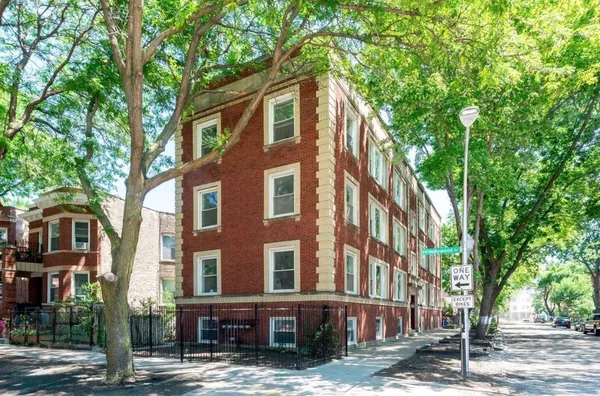 $3,200 | 1340 West Hollywood Avenue, Unit 2, Chicago, IL 60660
