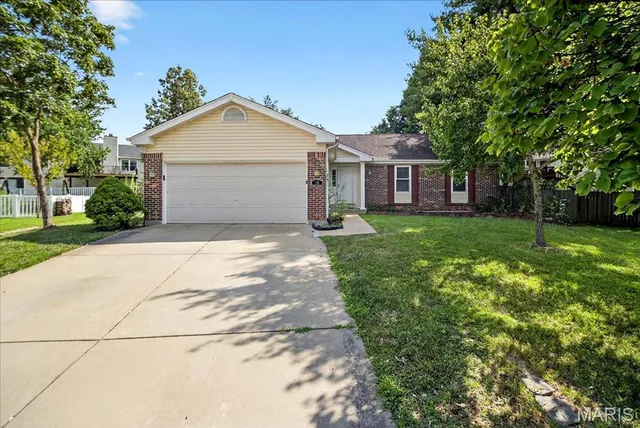 $325,000 | 14 Walnut Hill Court, St. Charles, MO 63304