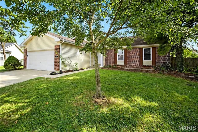 $325,000 | 14 Walnut Hill Court, St. Charles, MO 63304