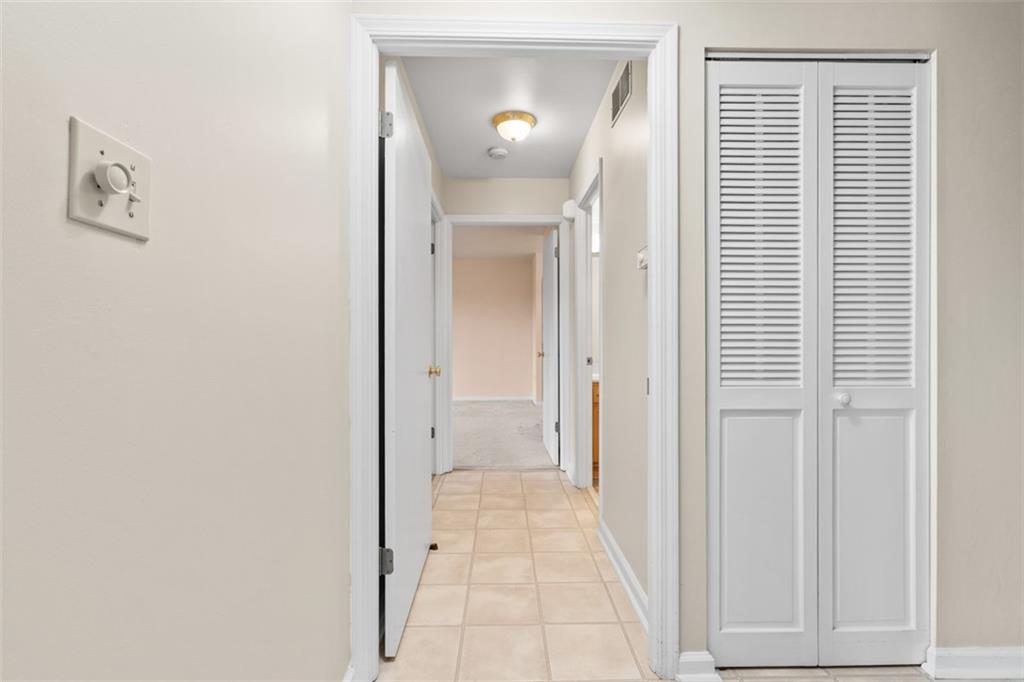 1500 Cochran Road, Unit 908 Pittsburgh, PA 15243 - Photo 15 of 27 Hallway back to the bedrooms and baths.