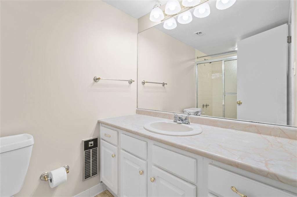 1500 Cochran Road, Unit 908 Pittsburgh, PA 15243 - Photo 21 of 27 Full bath with great storage and counter space.