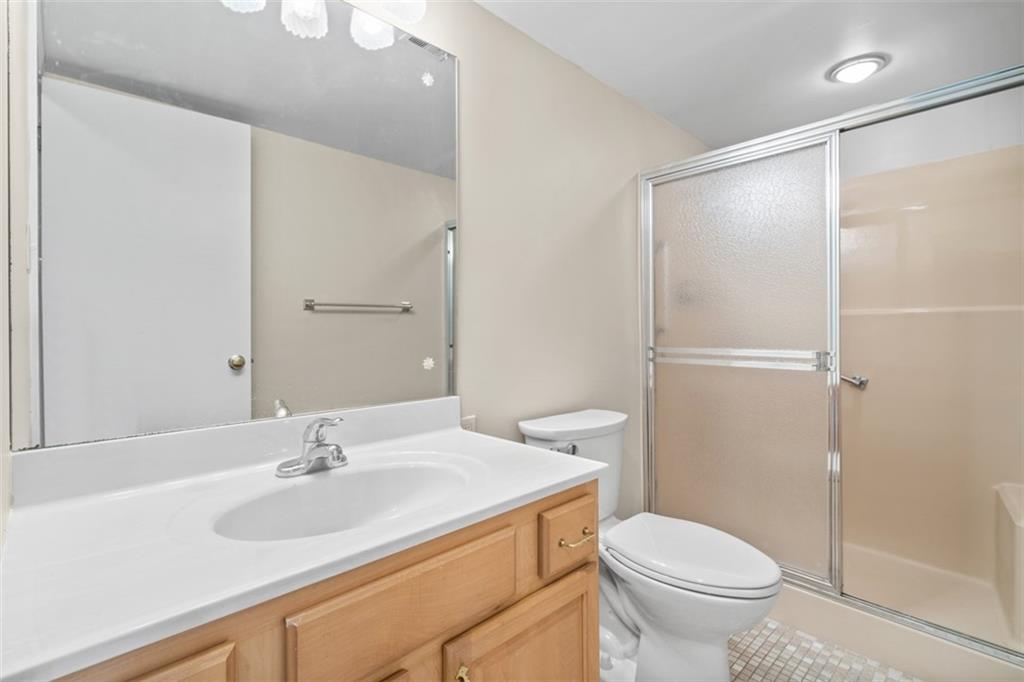 1500 Cochran Road, Unit 908 Pittsburgh, PA 15243 - Photo 25 of 27 Hall full bath with oversized walk-in shower.