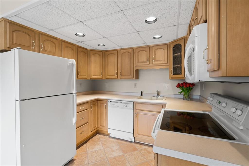 1500 Cochran Road, Unit 908 Pittsburgh, PA 15243 - Photo 10 of 27 Nicely sized eat-in kitchen has ample cupboard space.