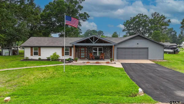 $369,000 | 2395 Royal Drive East, Chandler, TX 75758