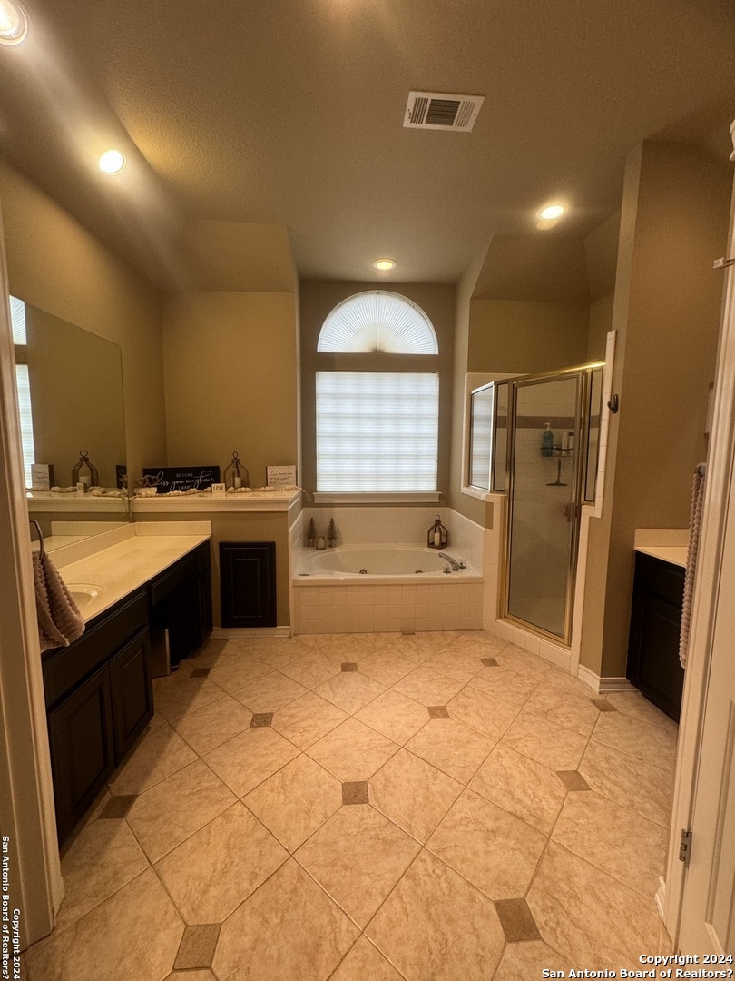 3 Lindquist San Antonio, TX 78248 - Photo 9 of 35 a spacious bathroom with a sink vanity granite tub and a mirror
