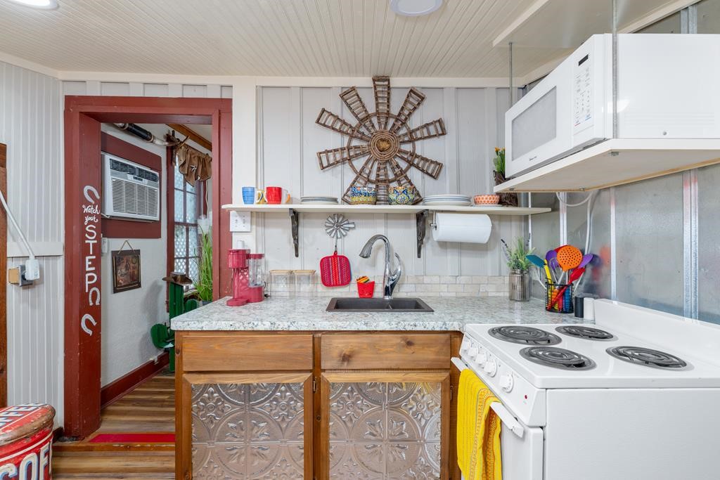 702 14th Street Bandera, TX 78003 - Photo 30 of 40