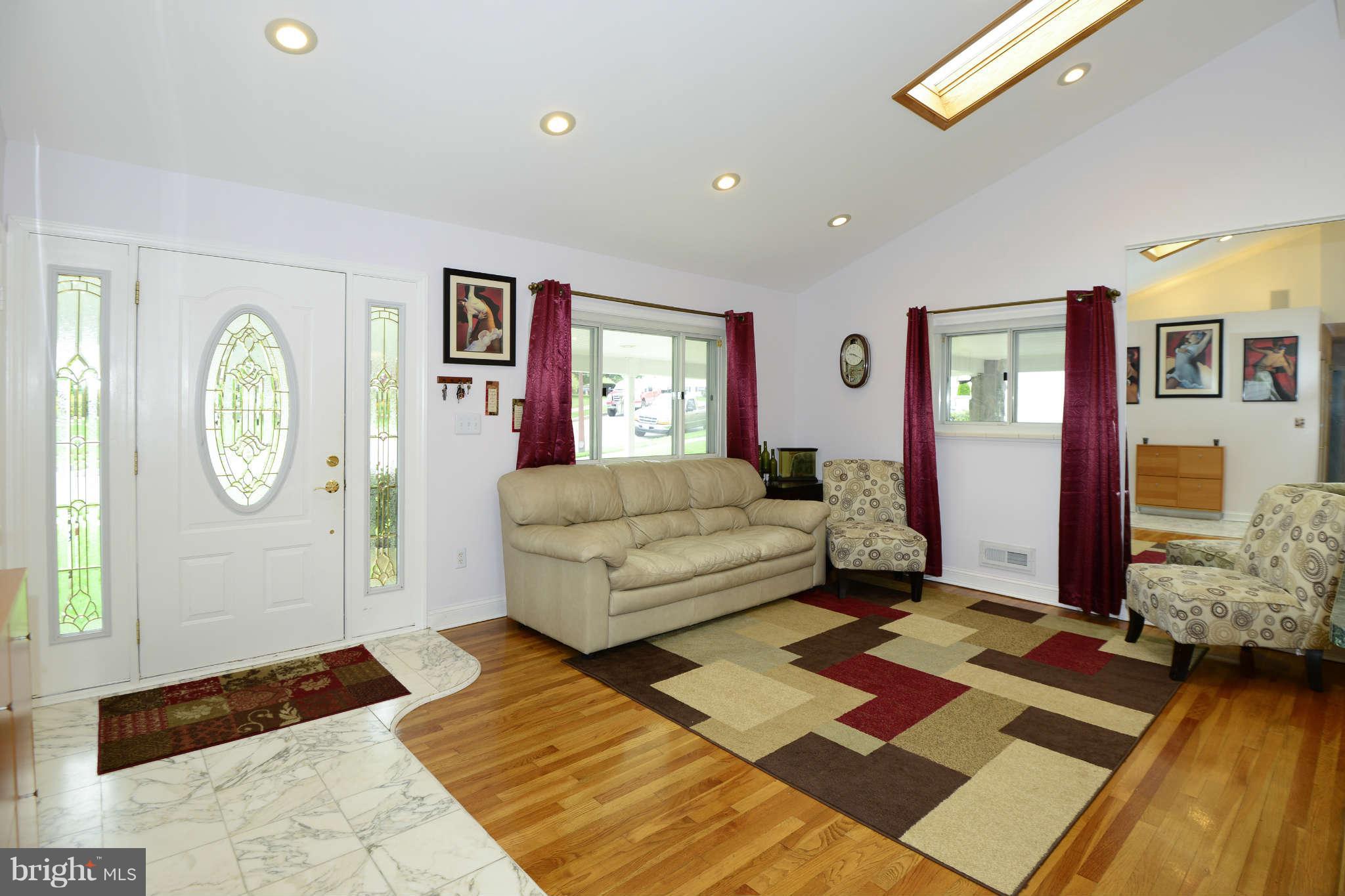 1206 Redcliffe Road Baltimore, MD 21228 - Photo 3 of 24 Living Room