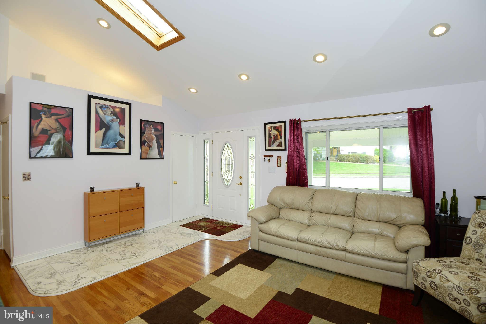 1206 Redcliffe Road Baltimore, MD 21228 - Photo 4 of 24 Living Room