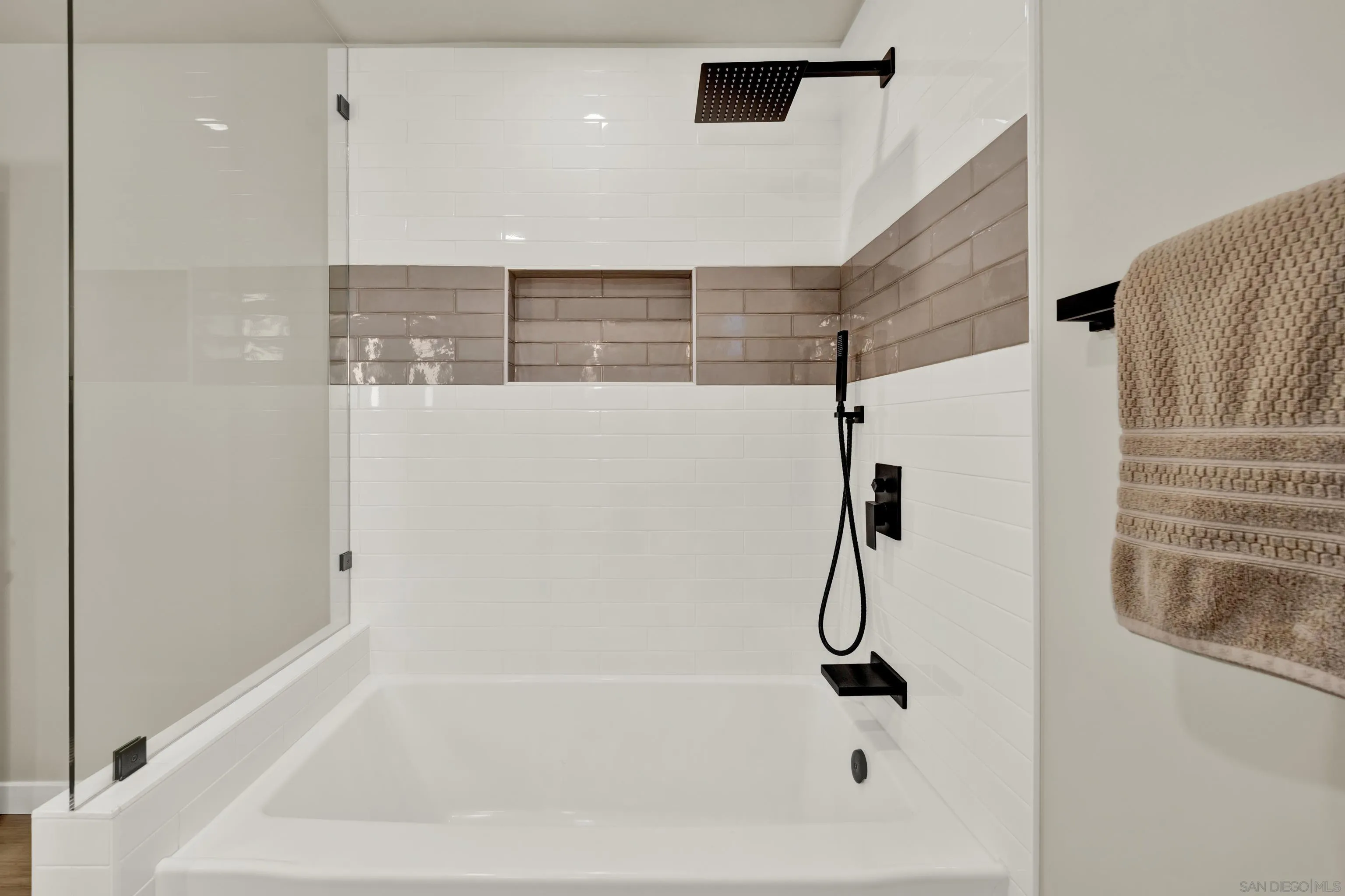 14407 Mountain Road Poway, CA 92064 - Photo 51 of 75 a bathroom with a bath tub