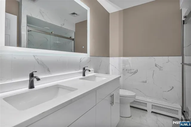 $4,300 | 75 West Columbia Avenue, Unit 2, Palisades Park, NJ 07650