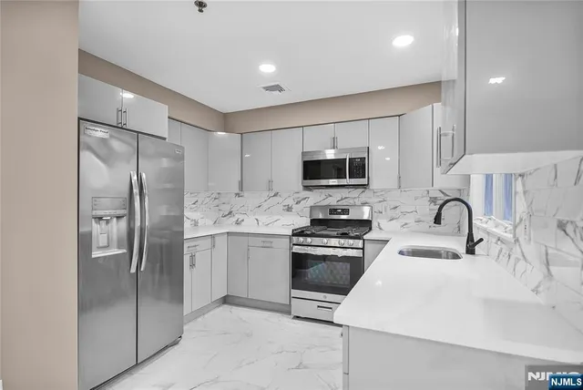 $4,300 | 75 West Columbia Avenue, Unit 2, Palisades Park, NJ 07650