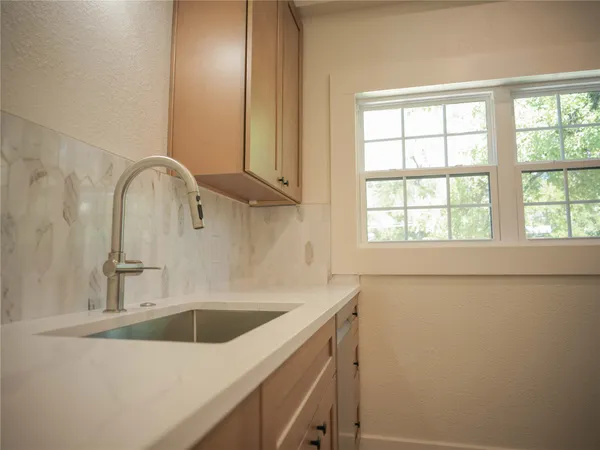 $2,500 | 803 Oakland Avenue, Unit B, Austin, TX 78703