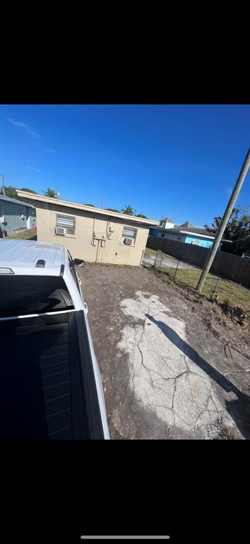 810 North 17th Street Fort Pierce, FL 34950 - Photo 2 of 3 a view of a kitchen with an oven