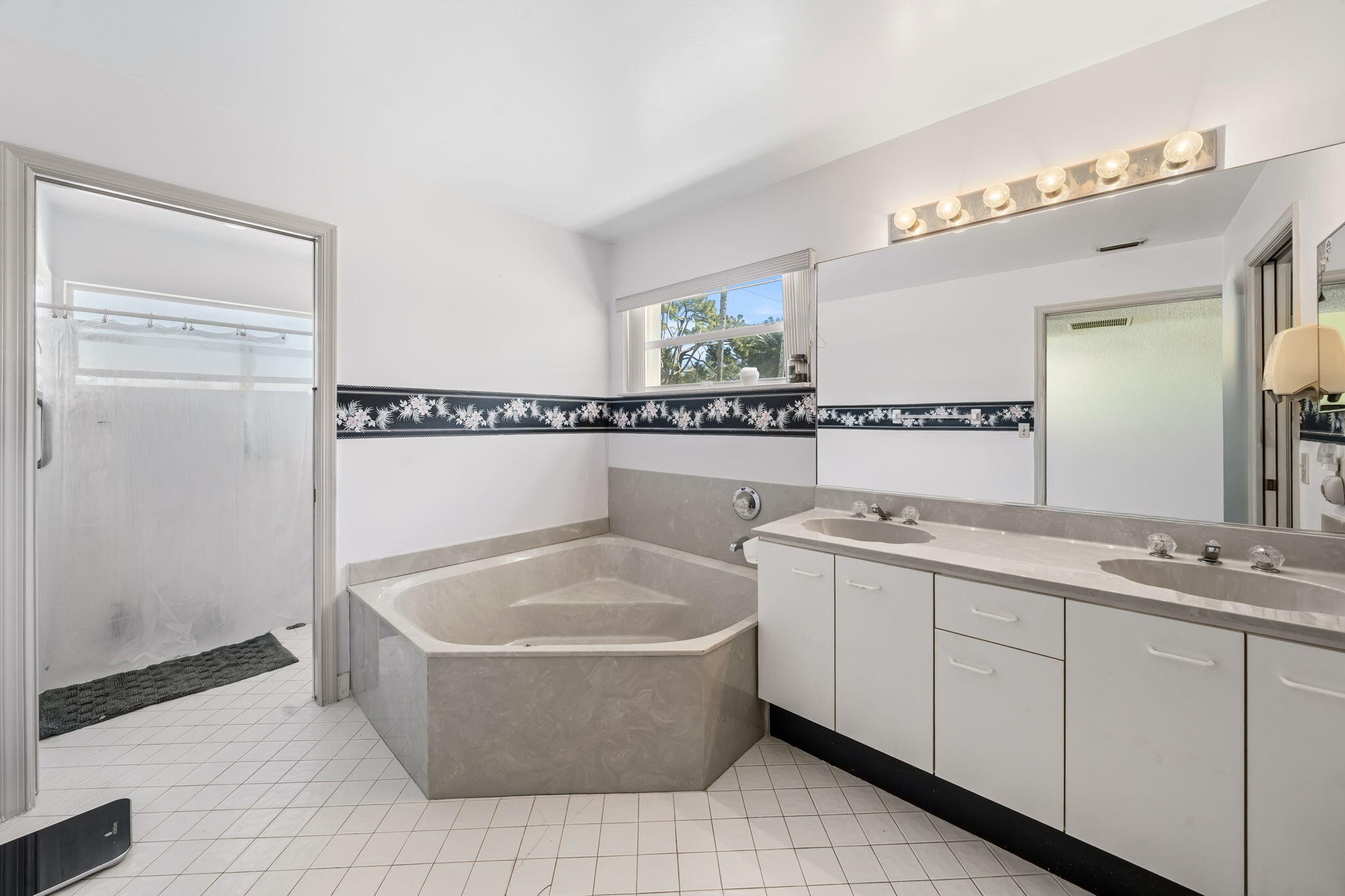 5197 Rosen Boulevard Boynton Beach, FL 33472 - Photo 18 of 35 Primary Bath