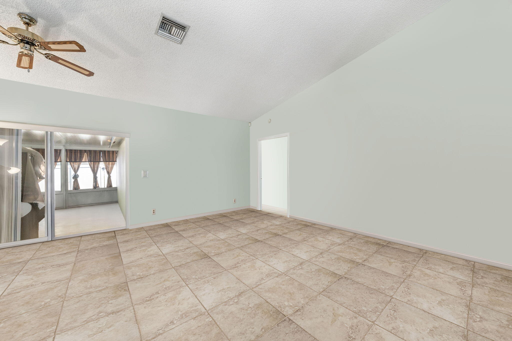 5197 Rosen Boulevard Boynton Beach, FL 33472 - Photo 4 of 35 Living Room