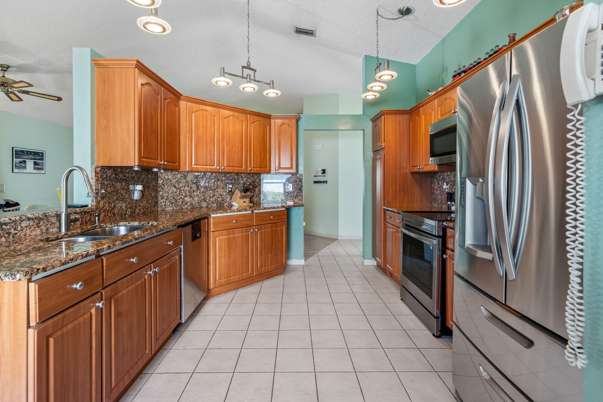 5197 Rosen Boulevard Boynton Beach, FL 33472 - Photo 9 of 35 Large kitchen