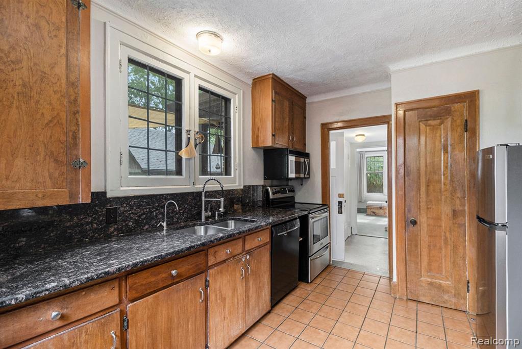 1332 Bedford Road Grosse Pointe Park, MI 48230 - Photo 16 of 39