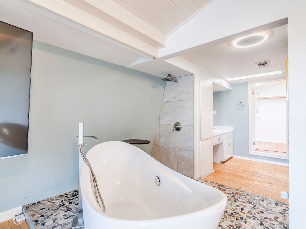 236 Cedar Hurst Lane Austin, TX 78734 - Photo 19 of 31 a bathroom with a bathtub and a sink