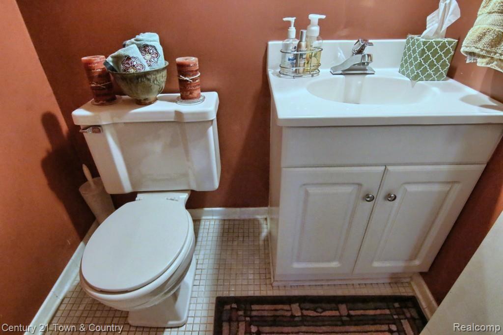115 Manor Way, Unit 11 Rochester, MI 48309 - Photo 7 of 23 Half_Bath.jpg