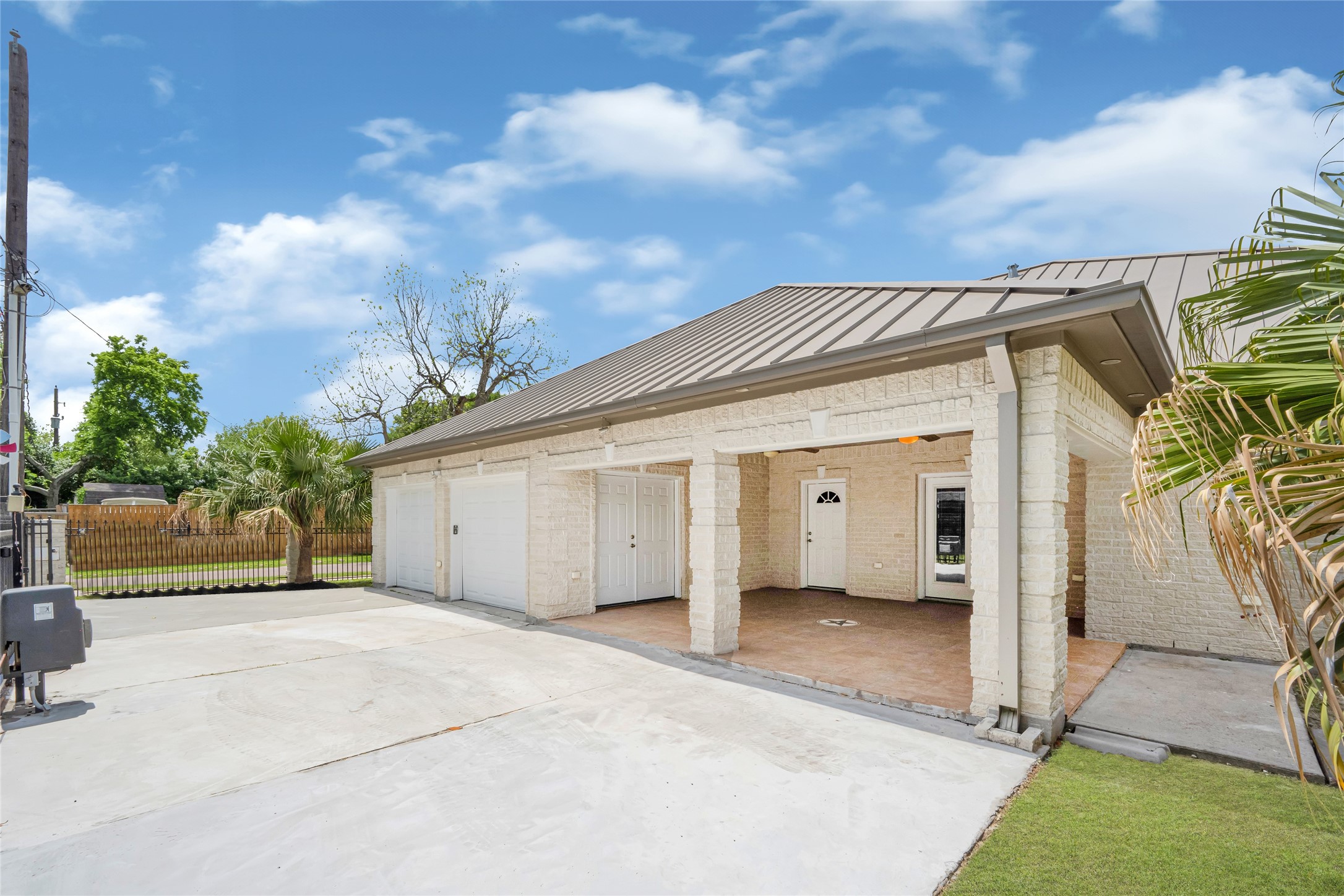 404 Moss Street Houston, TX 77009 - Photo 35 of 39 a view of a house with a garage