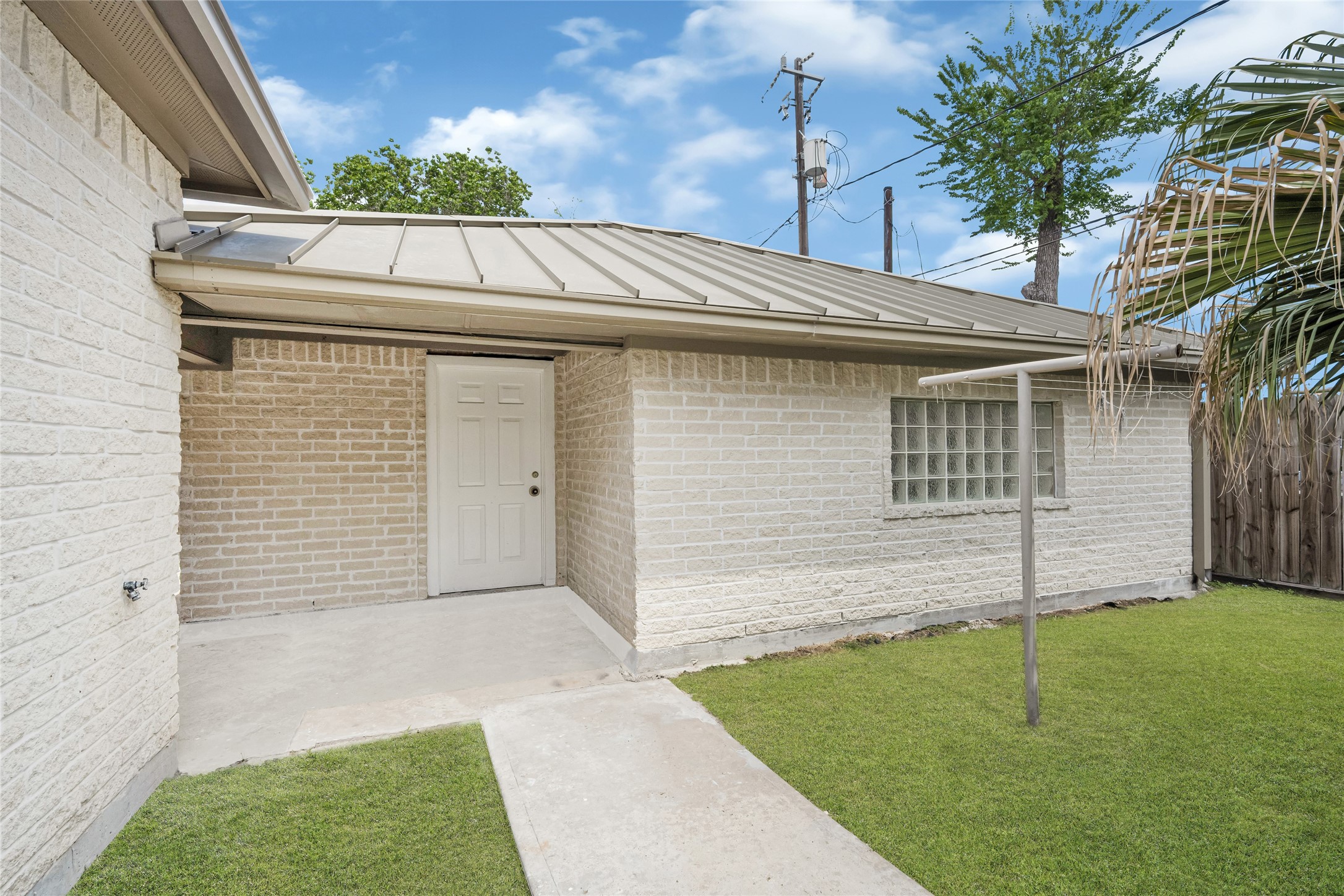 404 Moss Street Houston, TX 77009 - Photo 37 of 39 a view of outdoor space and yard