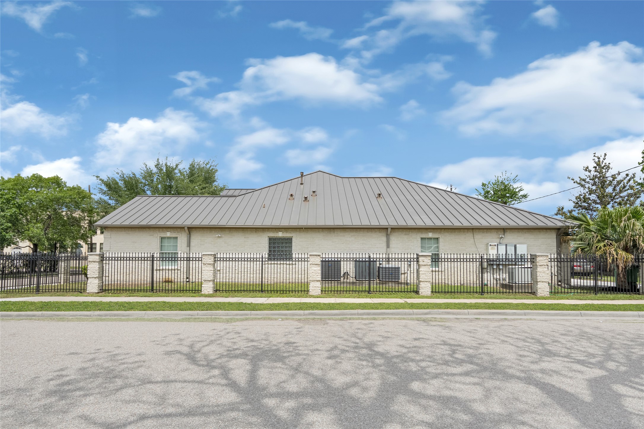 404 Moss Street Houston, TX 77009 - Photo 38 of 39 a front view of a house with a garden