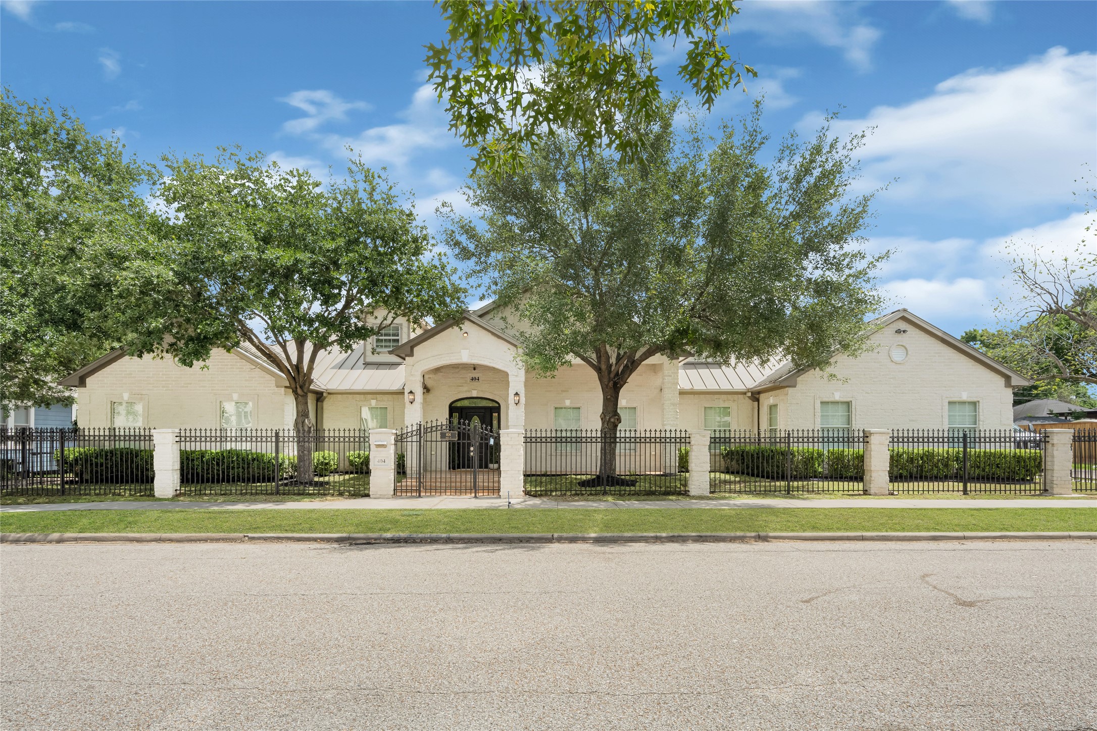 404 Moss Street Houston, TX 77009 - Photo 4 of 39 a front view of house with yard and green space
