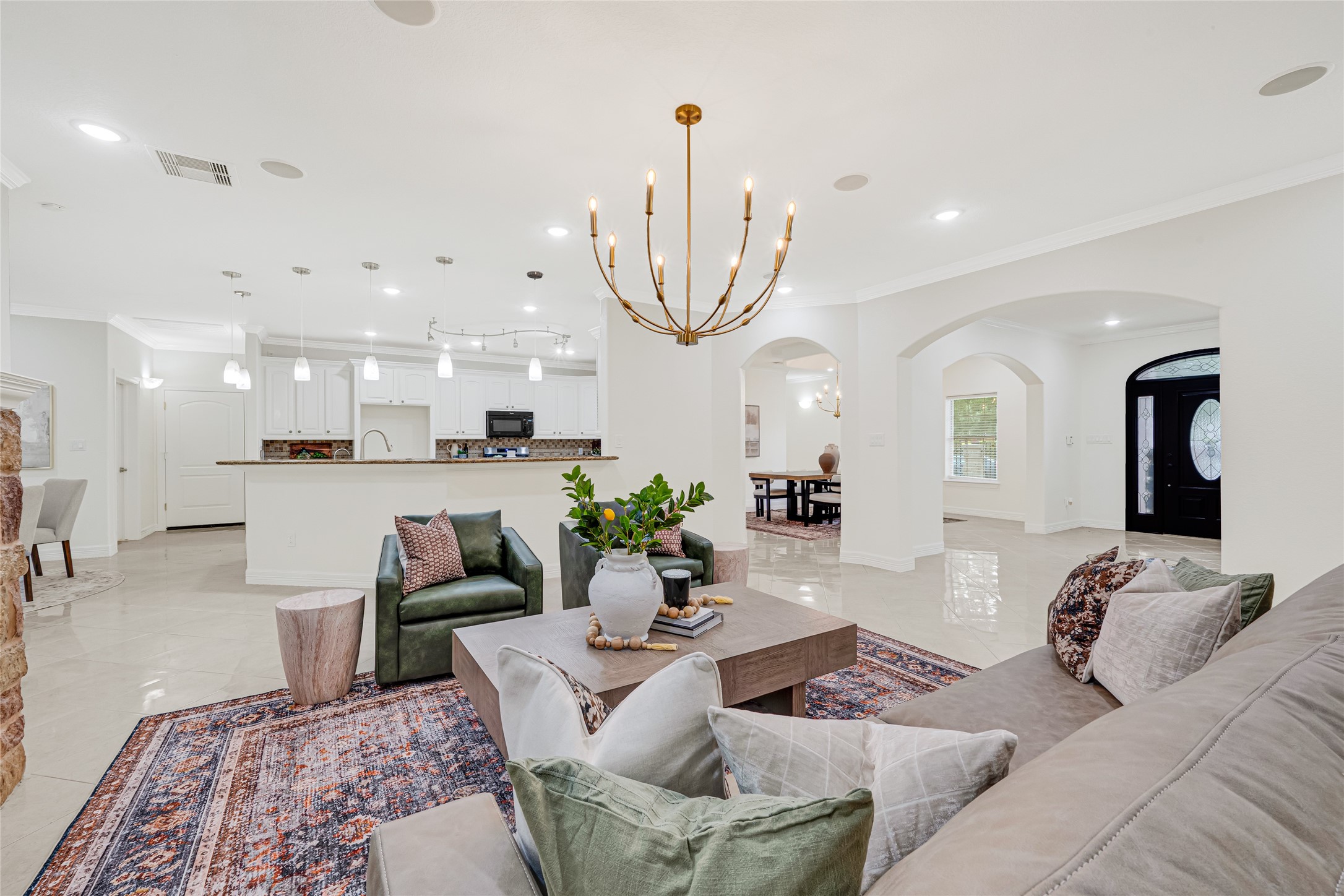 404 Moss Street Houston, TX 77009 - Photo 7 of 39 a living room with furniture and kitchen view