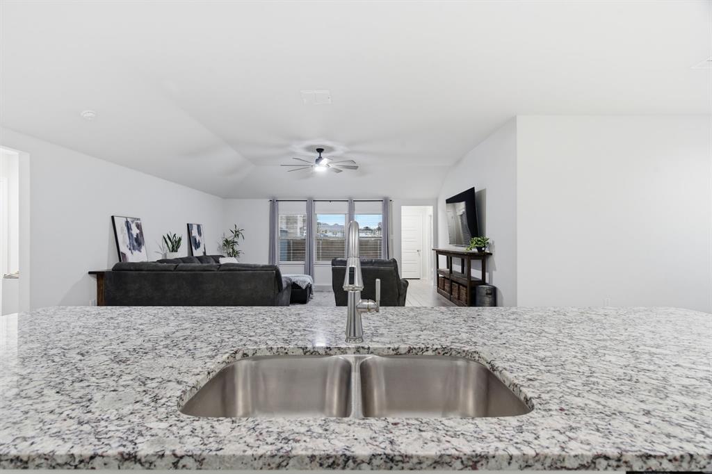 437 Falcon Way Azle, TX 76020 - Photo 11 of 40