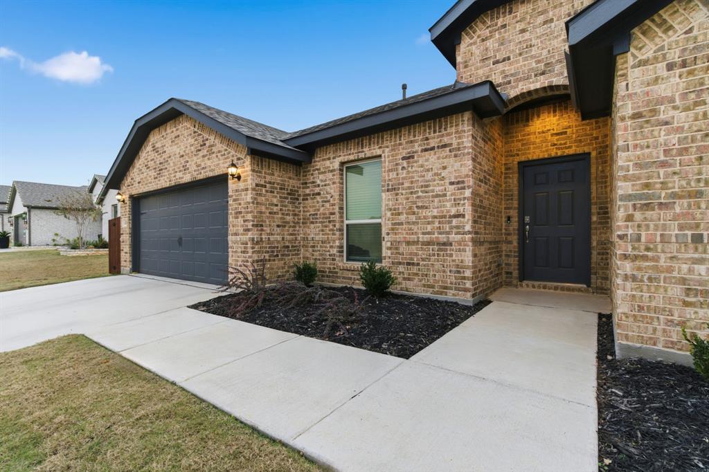 437 Falcon Way Azle, TX 76020 - Photo 4 of 40