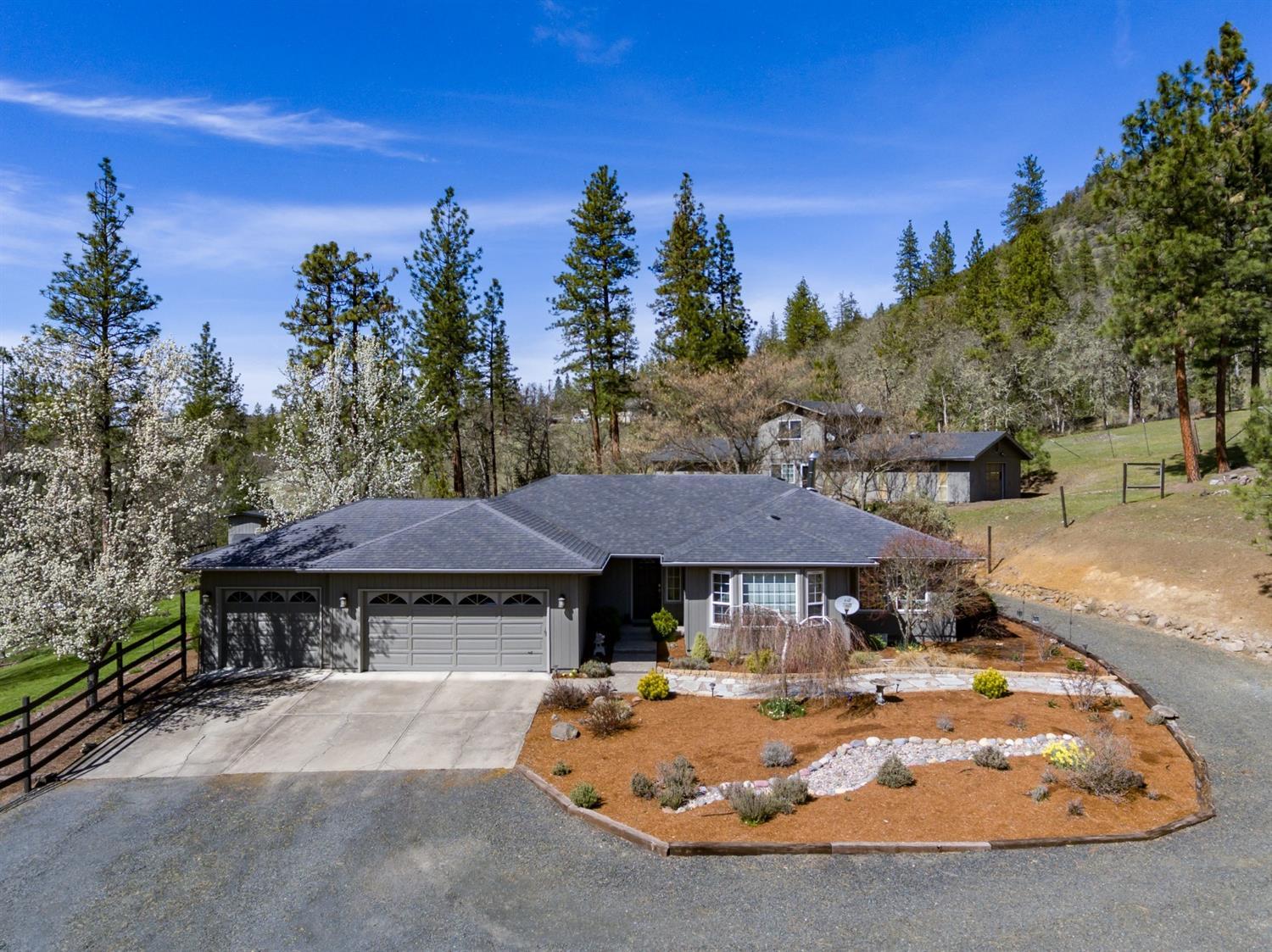 9481 East Antelope Road Eagle Point, OR 97524 - Photo 1 of 35 Primary Photo