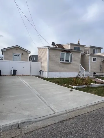 $539,000 | 817 Ocean Street, Lindenhurst, NY 11757