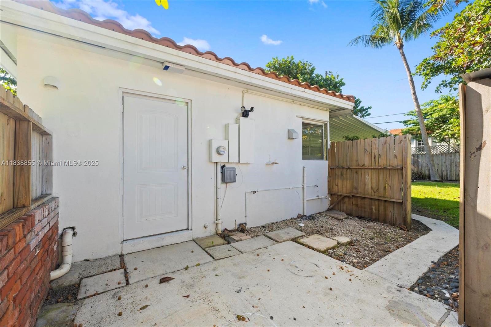738 Fernwood Road Key Biscayne, FL 33149 - Photo 31 of 43 a view of a backyard