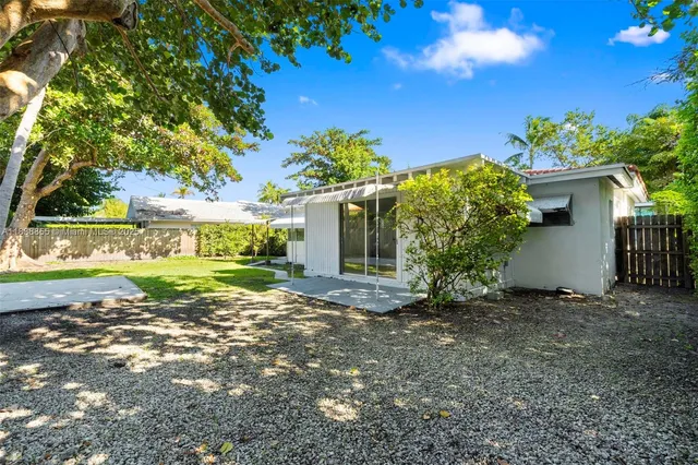a view of a house with backyard and garden
