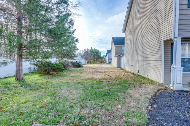 a view of a house with backyard and garden
