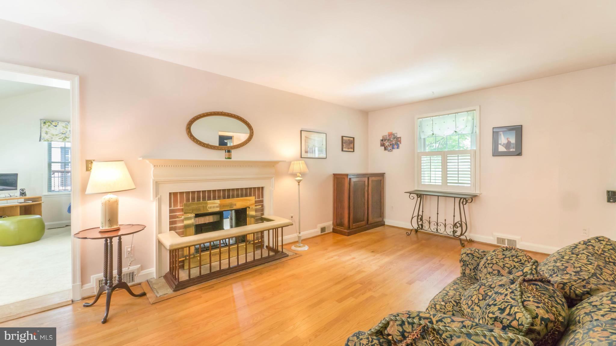 645 Sussex Road Baltimore, MD 21286 - Photo 10 of 30 Living Room