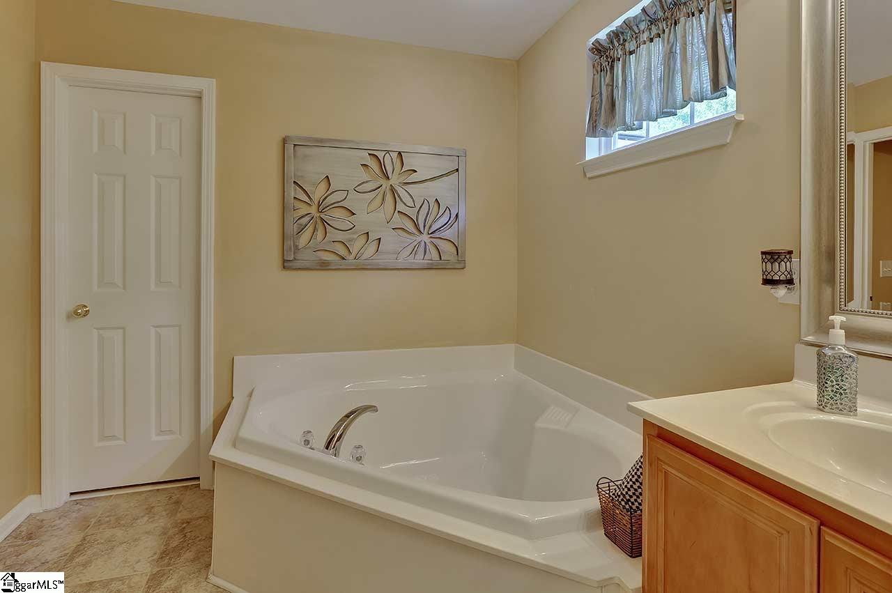 212 Amberleaf Way Simpsonville, SC 29681 - Photo 4 of 36 Gallery Image 4