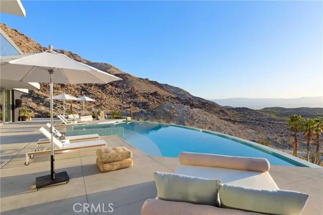 a view of sitting area with furniture