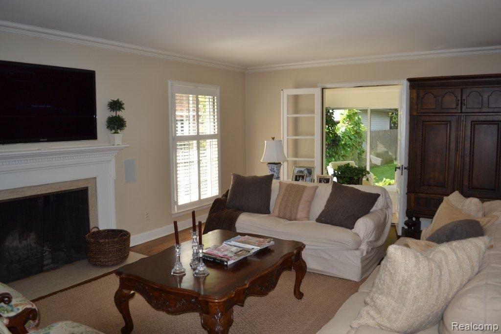 1033 Harvard Road Grosse Pointe, MI 48230 - Photo 2 of 8 9-30-2012 043.jpg