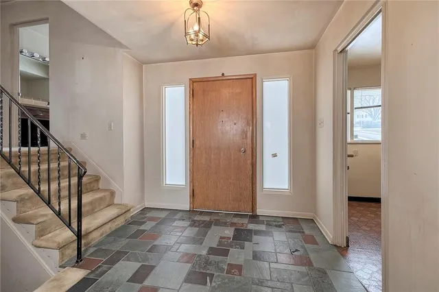 a view of an entryway with a livingroom