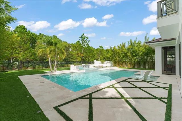 a view of a backyard