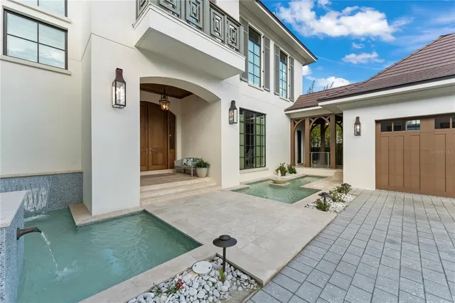 a view of a house with backyard