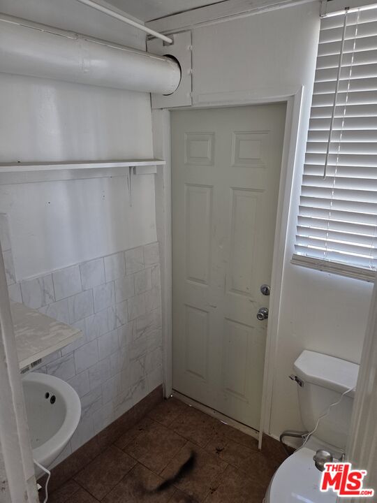 1612 Arlington Avenue Los Angeles, CA 90019 - Photo 11 of 24 a bathroom with a toilet and shower