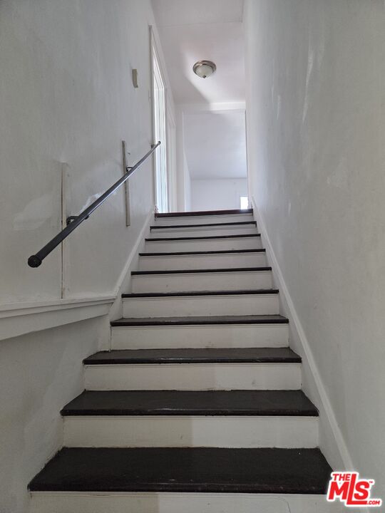 1612 Arlington Avenue Los Angeles, CA 90019 - Photo 15 of 24 a view of entryway