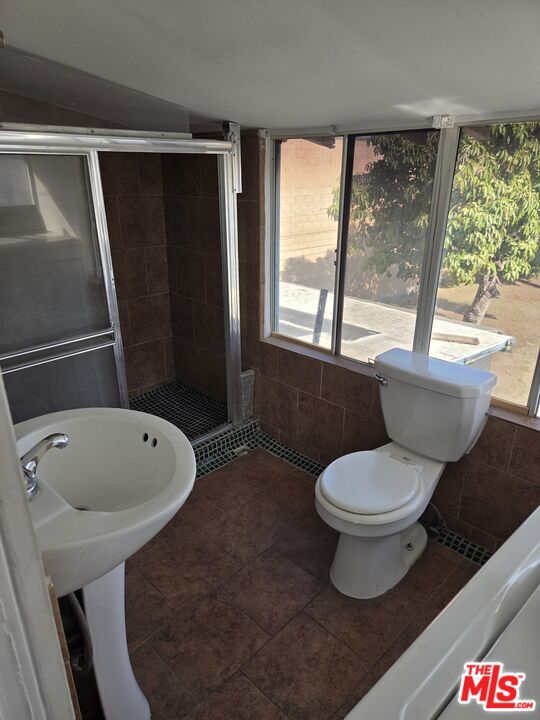 1612 Arlington Avenue Los Angeles, CA 90019 - Photo 19 of 24 a bathroom with a toilet sink and mirror