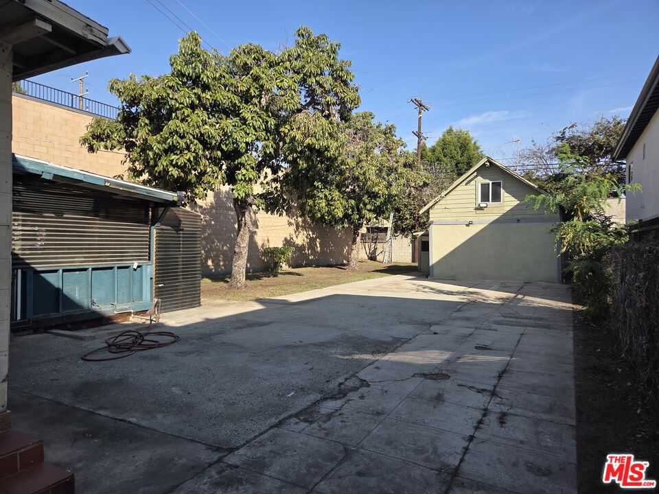 1612 Arlington Avenue Los Angeles, CA 90019 - Photo 20 of 24 a view of backyard of the house