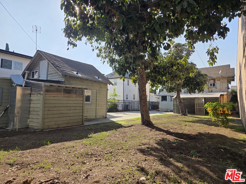 1612 Arlington Avenue Los Angeles, CA 90019 - Photo 21 of 24 a view of a house with basketball court