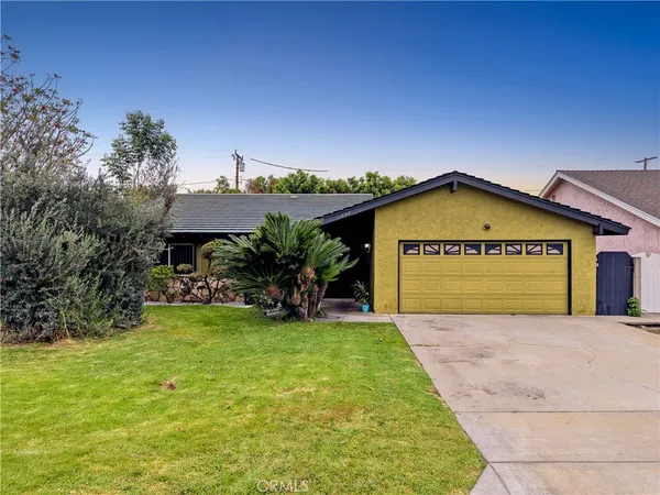 a view of front of house with a big yard